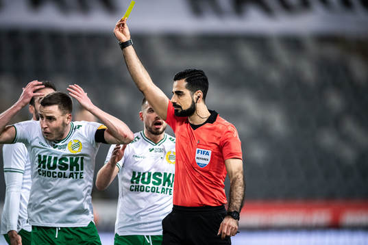 Hammarbys Jeppe Andersen får gult kort av domare Mohammed