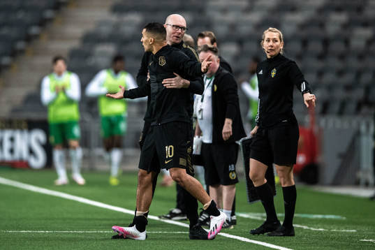 s assisterande tränare Andreas Janmyr  håller tillbaka