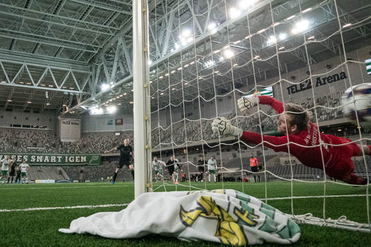 Hammarbys målvakt David Ousted släpper in 1-1 på straff
