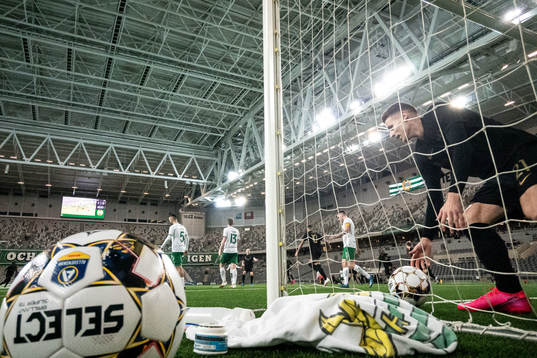 s Bojan Radulovic hämtar bollen ur mål
