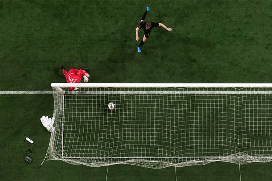 s Sebastian Larsson hämtar bollen i mål