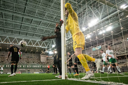 s målvakt Budimir Janošević med en räddning