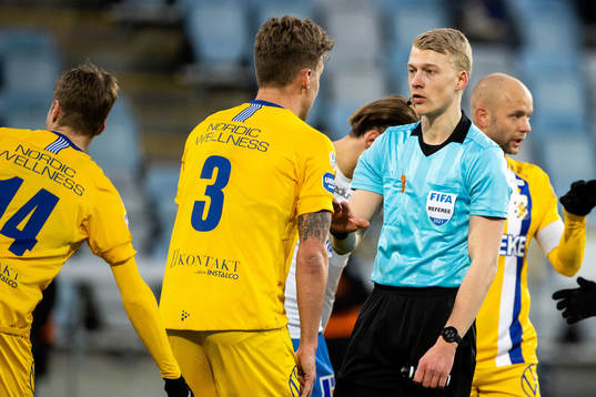 IFK Göteborgs Pontus Wernbloom i diskussion med domare