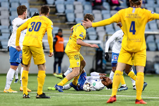 IFK Norrköpings Samuel Adegbenro ligger