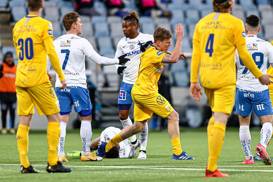IFK Norrköpings Samuel Adegbenro ligger och IFK Göteborgs