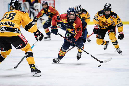 Djurgårdens Nicole Hall för pucken framåt