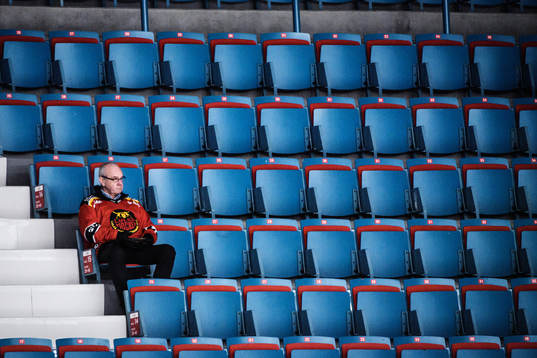 Ett ensamt Luleå-fan på läktaren