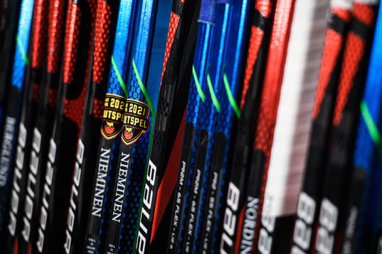 Klubbor med Luleå Hockey-klistermärken