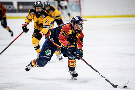 Djurgårdens Nicole Hall för pucken framåt