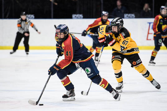 Djurgårdens Sofie Lundin jagas av Luleås Linn Peterson