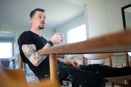 F.d fotbollsmålvakten Erik Dahlin blir intervjuad i sitt