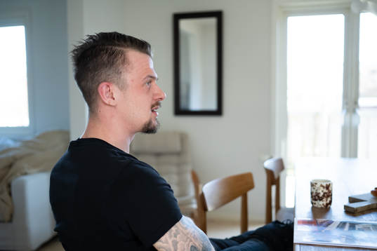 F.d fotbollsmålvakten Erik Dahlin blir intervjuad i sitt