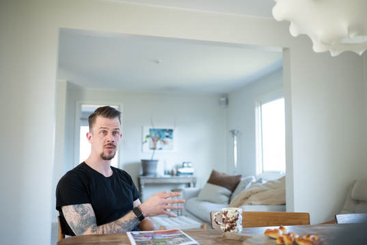 F.d fotbollsmålvakten Erik Dahlin blir intervjuad i sitt