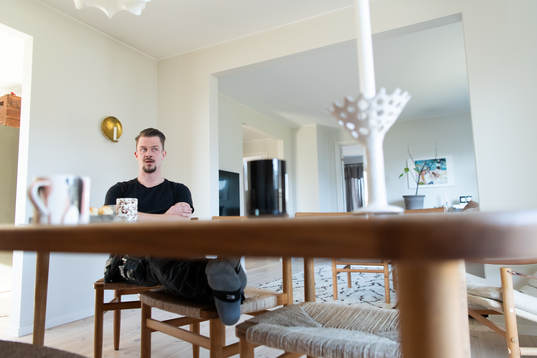 F.d fotbollsmålvakten Erik Dahlin blir intervjuad i sitt