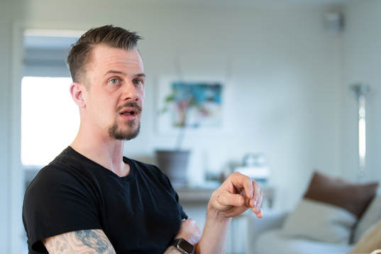 F.d fotbollsmålvakten Erik Dahlin blir intervjuad i sitt
