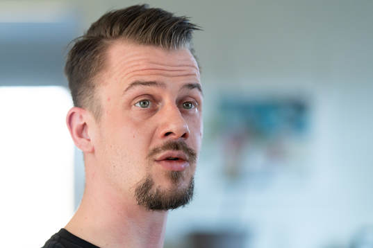 F.d fotbollsmålvakten Erik Dahlin blir intervjuad i sitt