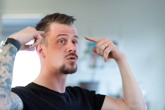 F.d fotbollsmålvakten Erik Dahlin blir intervjuad i sitt