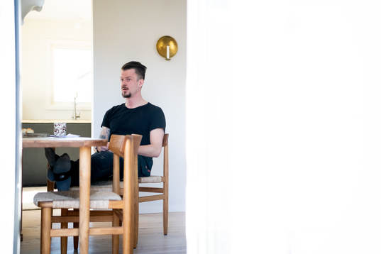 F.d fotbollsmålvakten Erik Dahlin blir intervjuad i sitt