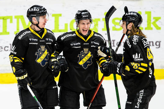 s Anton Holm (v) jublar med Fredric Weigel och Anton