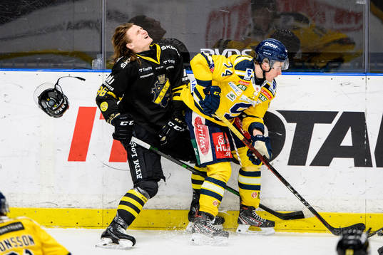 s Anton Karlsson tappar hjälmen i en närkamp med