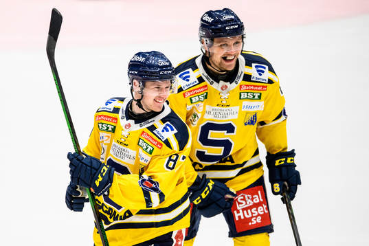 Södertäljes Hugo Gustafsson (v) jublar