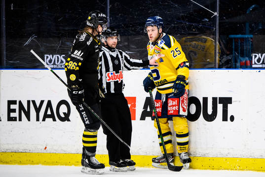 s Anton Karlsson och Södertäljes Christopher Bengtsson i