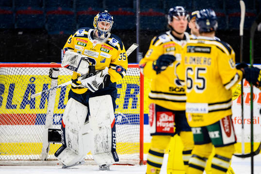 Södertäljes målvakt Jussi Rynnäs jublar