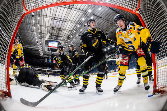 s Jacob Svensson och Södertäljes Hugo Gustafsson