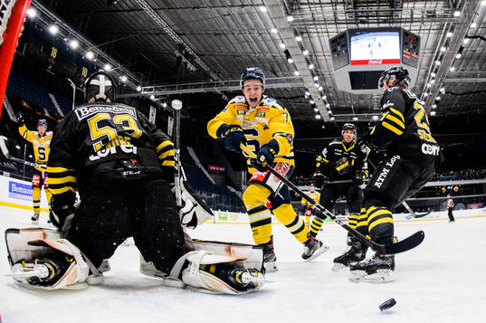 Södertäljes Christopher Bengtsson (v) och Rasmus