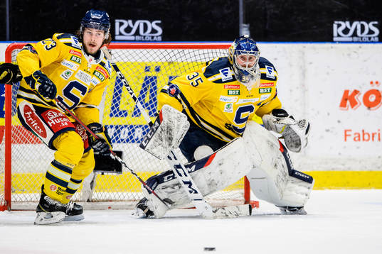 Södertäljes Bobbo Petersson och målvakt Jussi Rynnäs