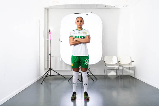 Madelen Janogy från det Damallsvenska fotbollslaget