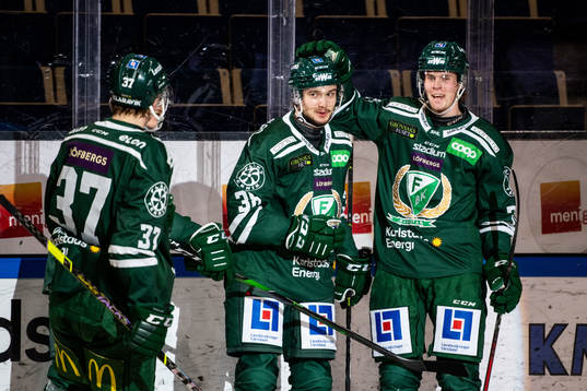 Färjestads Jakob Forsbacka Karlsson jublar tillsamans med