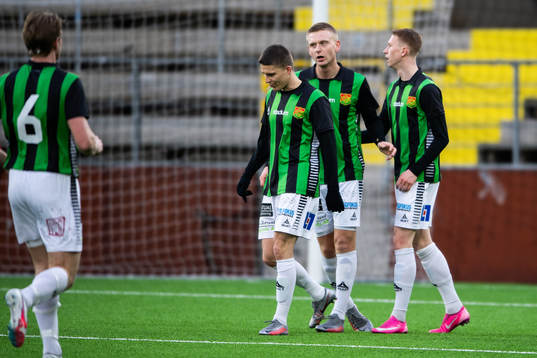 GAIS Julius Lindberg jublar med lagkamrater