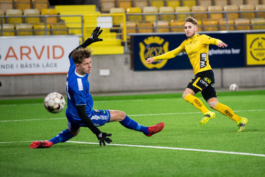 Elfsborgs Jack Cooper Love gör mål på GAIS målvakt Erik