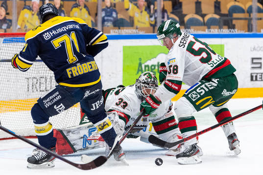 Frölundas målvakt Johan Mattsson och Jesper Sellgren