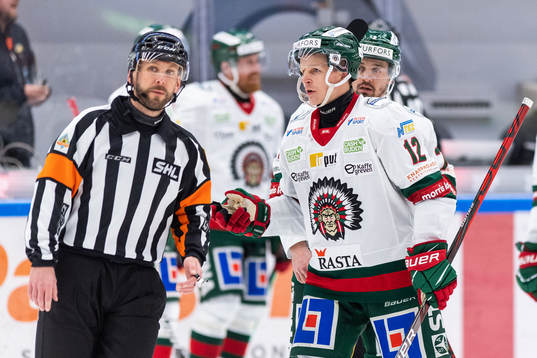 Domare Marcus Linde och Frölundas Max Fribergunder