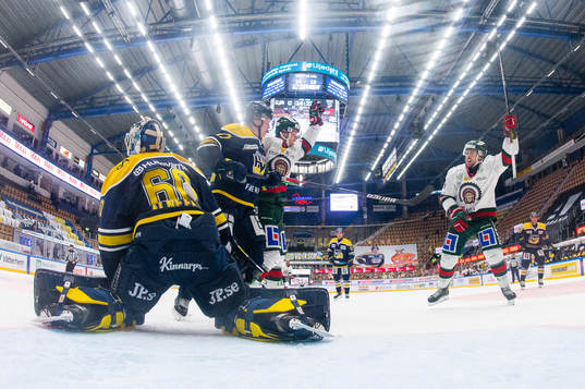 s målvakt Hugo Alnefelt och Emil Johansson deppar medan