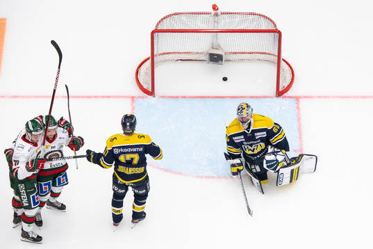 s målvakt Hugo Alnefelt och Emil Johansson deppar medan
