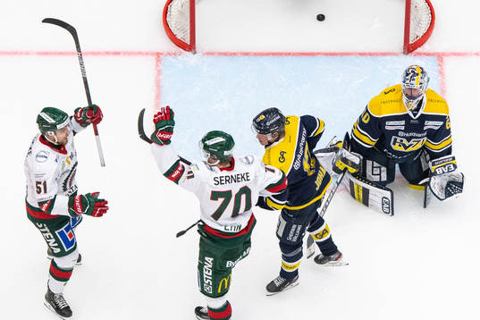 s målvakt Hugo Alnefelt och Emil Johansson deppar medan