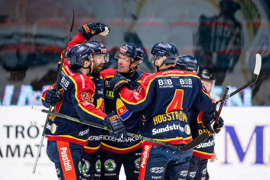 Djurgårdens Ryan Stoa jublar med lagkamrater