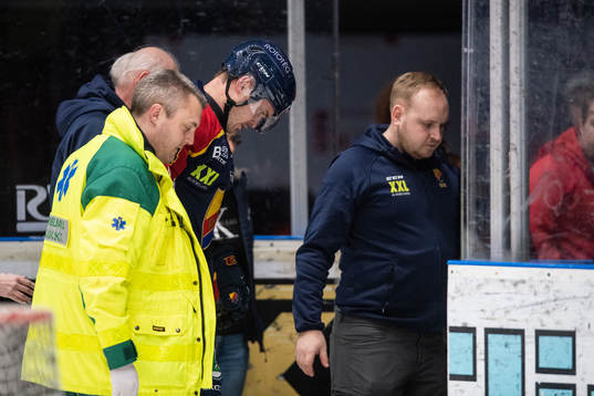 Djurgårdens Marcus Högström får hjälp av isen