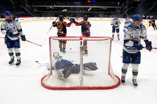 Djurgårdens William Eklund och Alexander Holtz jublar