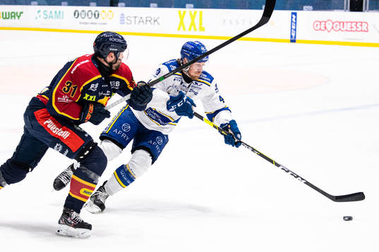 Djurgårdens Dick Axelsson och Leksands Ashton Carter