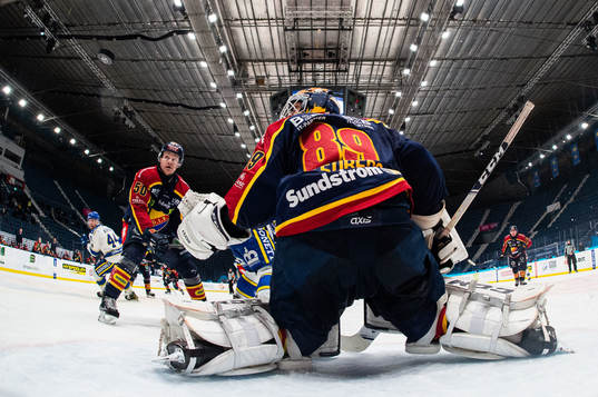 Djurgårdens Tobias Ekberg och målvakt Niklas Svedberg ser