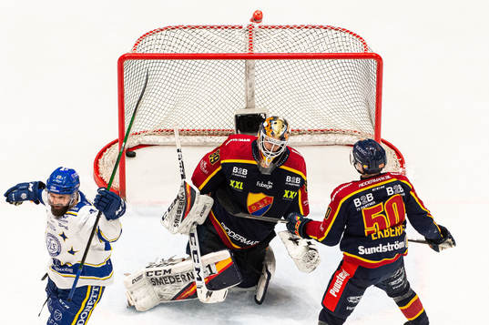 Djurgårdens målvakt Niklas Svedberg deppar samtidigt som