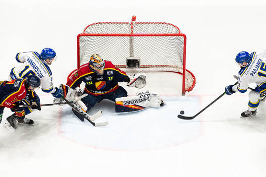 Leksands Otto Paajanen gör 0-1 bakom Djurgårdens målvakt