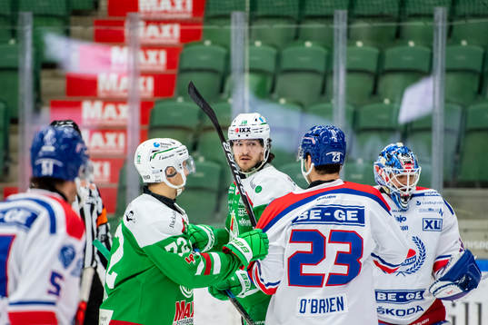 Rögles Dennis Everberg i diskussion med Oskarshamns Andrew