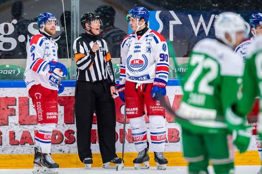 Domare Mikael Holm i diskussion med Oskarshamns Adam