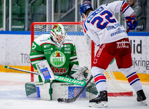 Rögles målvakt Johan Gustafsson räddar Oskarshamns John