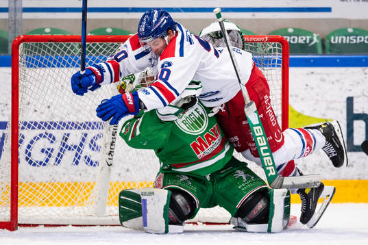Oskarshamns Lance Bouma och Rögles målvakt Johan
